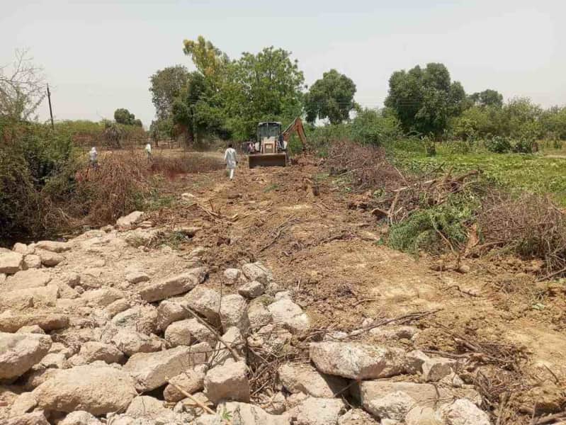 बोहत में खेतों के रास्ते से अतिक्रमण जेसीबी से हटाया