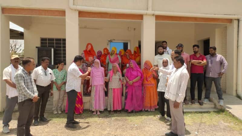 कम वोल्टेज समस्या पर ग्रामीणों ने बिजली विभाग में दिया धरना