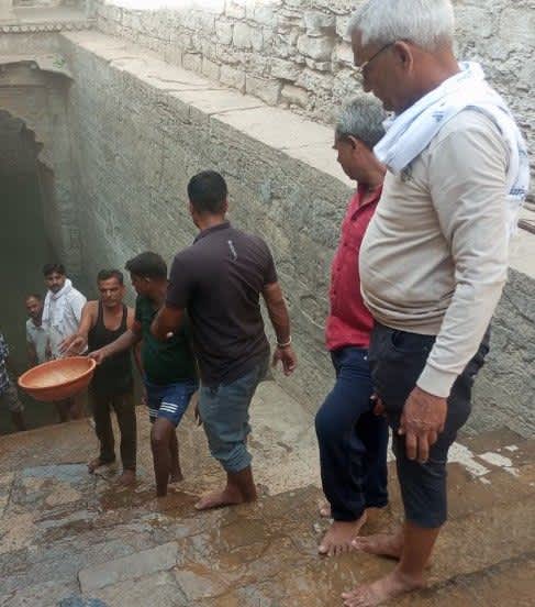 मानसून से पहले युवाओं ने श्रमदान कर साफ की ऐतिहासिक बावड़ी
