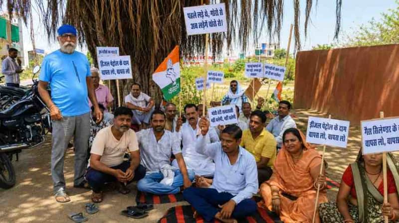मांगरोल में कांग्रेस का प्रदर्शन, महंगाई और नीट धांधली विरोध
