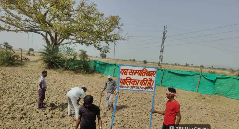 मांगरोल में पालिका भूमि पर अतिक्रमण, प्रशासन ने हटाया कब्जा