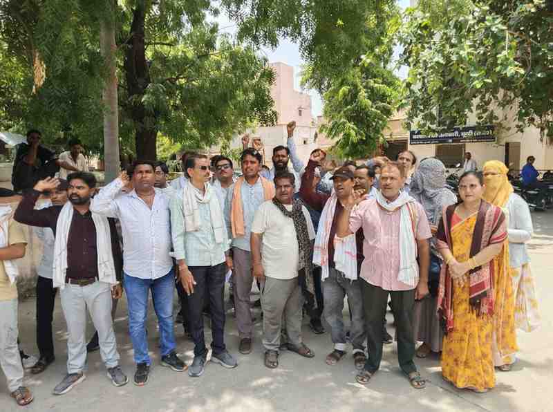 नियमितीकरण मांग को लेकर पंचायत शिक्षकों ने सौंपा मुख्यमंत्री ज्ञापन