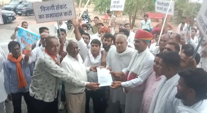 महंगाई, बिजली-पानी संकट पर कांग्रेस का धरना, ज्ञापन सौंपा