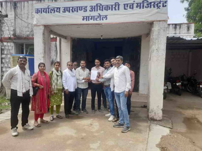 अवकाश दिवसों में कार्य विरोध, कर्मचारियों ने सौंपा ज्ञापन