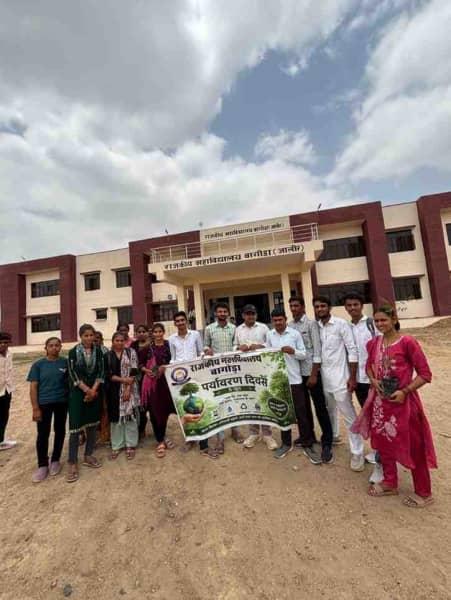 पर्यावरण दिवस पर विद्यार्थियों ने लगाया परिंडा, दिया संदेश