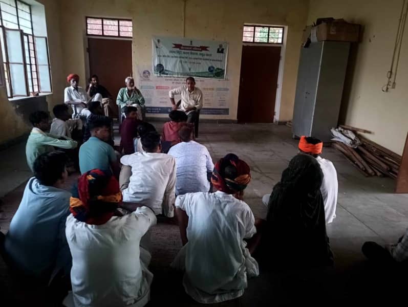 अविकानगर खेत बचाओ अभियान रात्रि चौपाल से किसानों को जागरूक