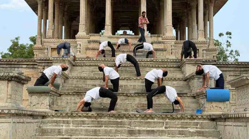 84 खंभों की छतरी पर विशेष योग सत्र आयोजित हुआ