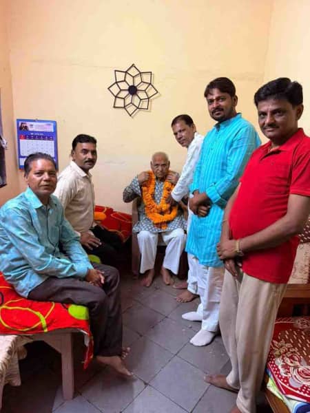 बकानी में भाजपा ने वरिष्ठ कार्यकर्ता मोहनलाल शर्मा का सम्मान किया