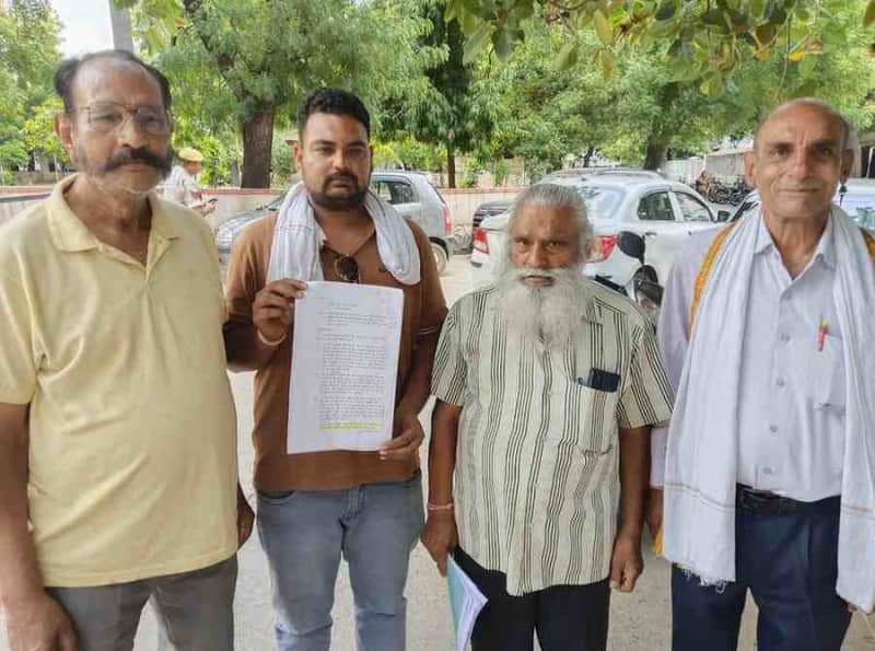 रूदेश्वर महादेव मंदिर भूमि अतिक्रमण पर मोहल्लेवासियों का विरोध
