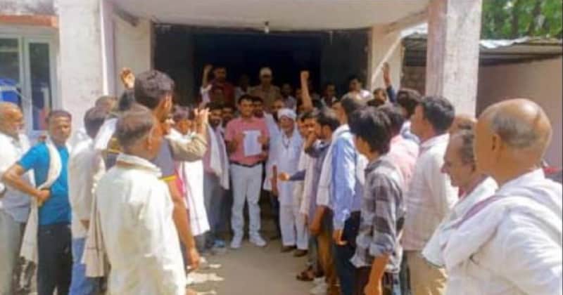 खाद संकट और किसानों की समस्याओं को लेकर महापंचायत, प्रशासन को सौंपा ज्ञापन