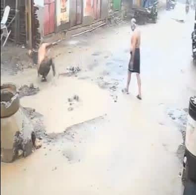 जूनागढ़ में पहली बारिश ने खोली पोल, खुले गटर में गिरी बाइक