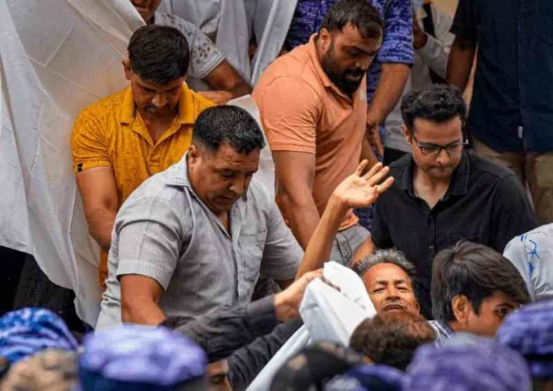 सोनम वांगचुक अस्पताल पहुंचे, 21 दिन की भूख हड़ताल से बिगड़ी हालत