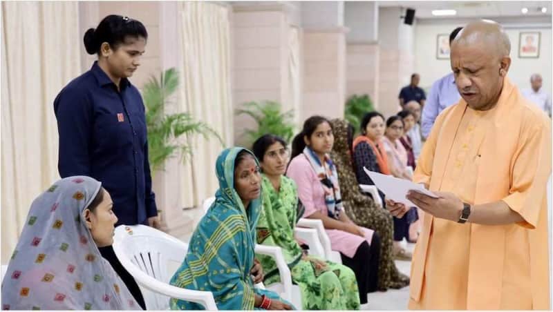 जनता दर्शन में मुख्यमंत्री योगी ने पारिवारिक विवाद सुलझाने की दी सलाह