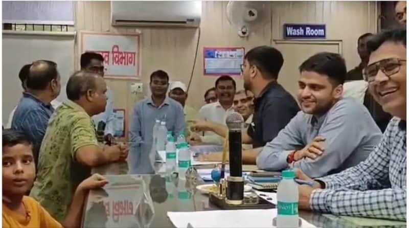 वायरल बॉय अमिताभ फिर DM से मिला, जिद अब भी बरकरार