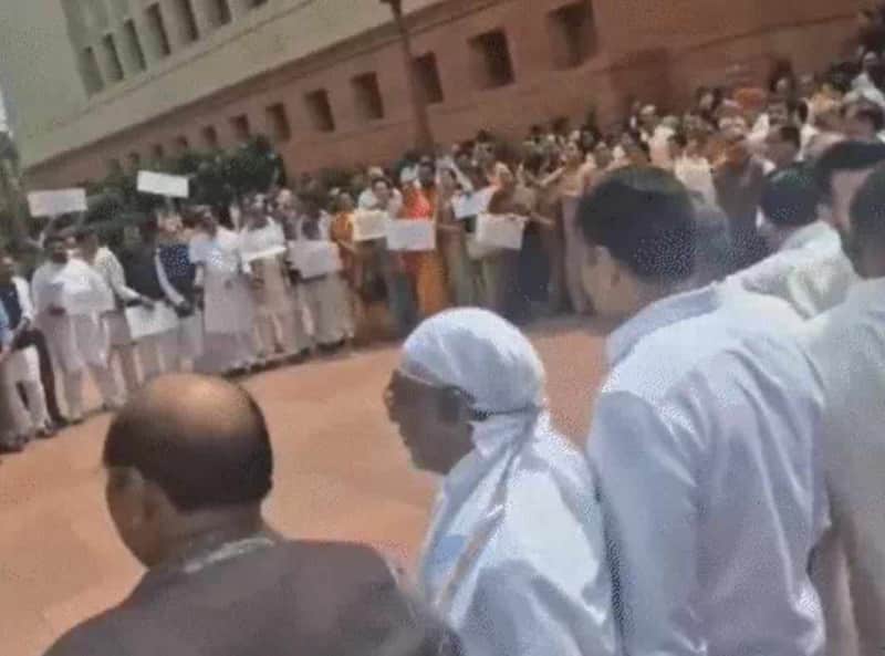 संसद के बाहर NDA इंडिया ब्लॉक आमने-सामने, बढ़ा सियासी घमासान