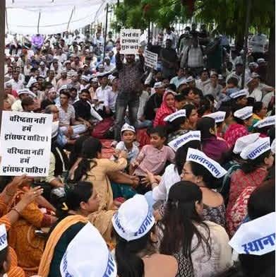 जयपुर में हजारों शिक्षक धरने पर, ट्रांसफर नीति लागू करने की मांग हुई तेज