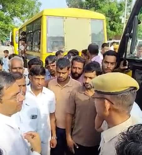 जोबनेर स्कूल बस हादसे में छात्रा की मौत, ओवरलोडिंग पर बवाल