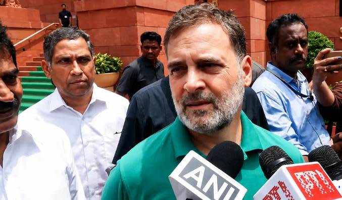 राहुल गांधी ने अमित शाह से मांगा इस्तीफा, छात्रों पर कार्रवाई को लेकर घमासान
