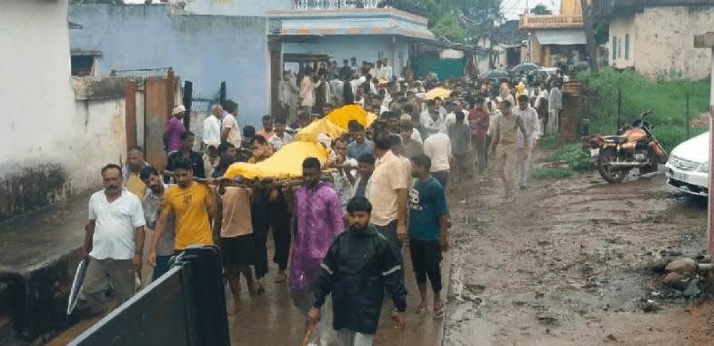 राजगढ़ ईको कार हादसे में एक परिवार के 9 लोगों की मौत, गांव में पसरा मातम
