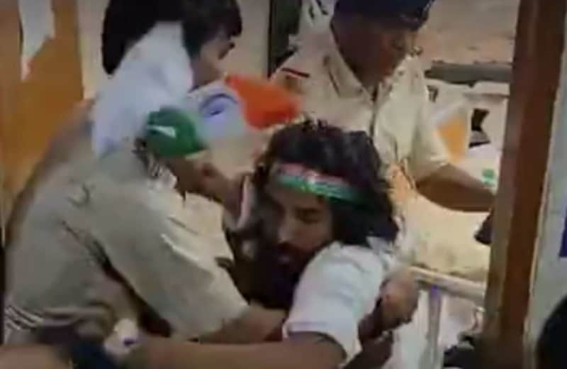 रांची में छात्र नेता को झंडा फहराने से रोका, पुलिस से भिड़े समर्थक