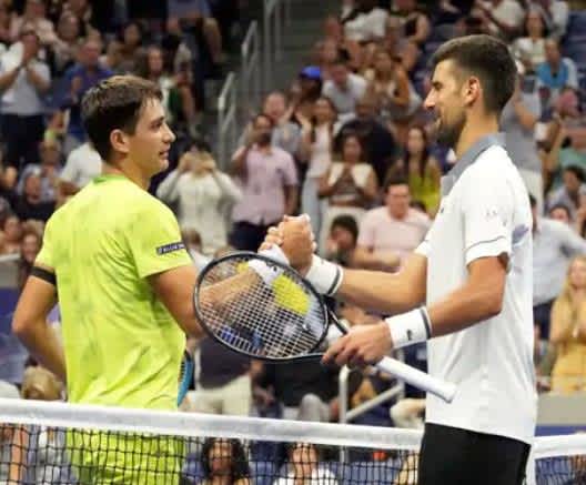 US Open में नोवाक जोकोविच पहले दौर में मारियानो नवोने से हारकर बाहर हो गए। 25वें ग्रैंड स्लैम का सपना टूटा, मेदवेदेव दूसरे दौर में पहुंचे।