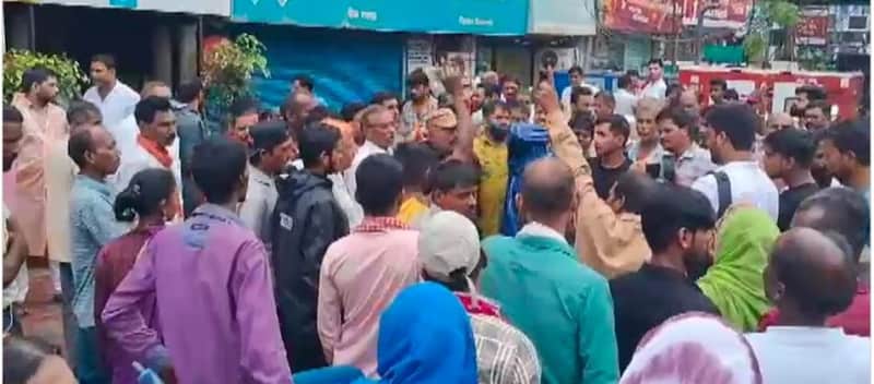 रीवा में पेड़ से गिरा शख्स, अस्पताल की लिफ्ट गिरने से मौत