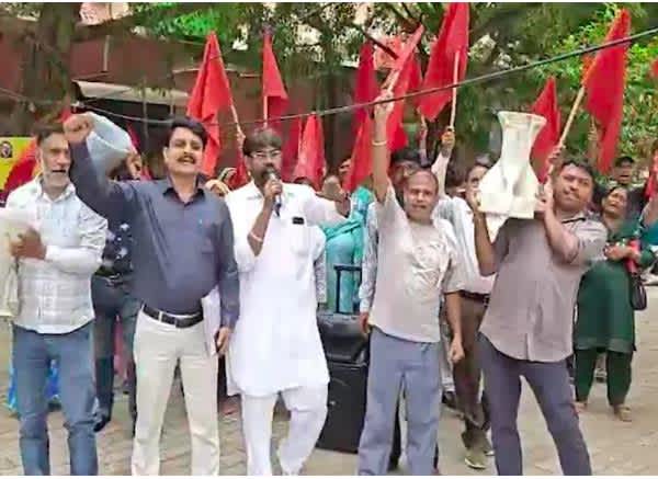 टॉयलेट सीट लेकर सड़क पर उतरे कर्मचारी, निगम के खिलाफ अनोखा प्रदर्शन