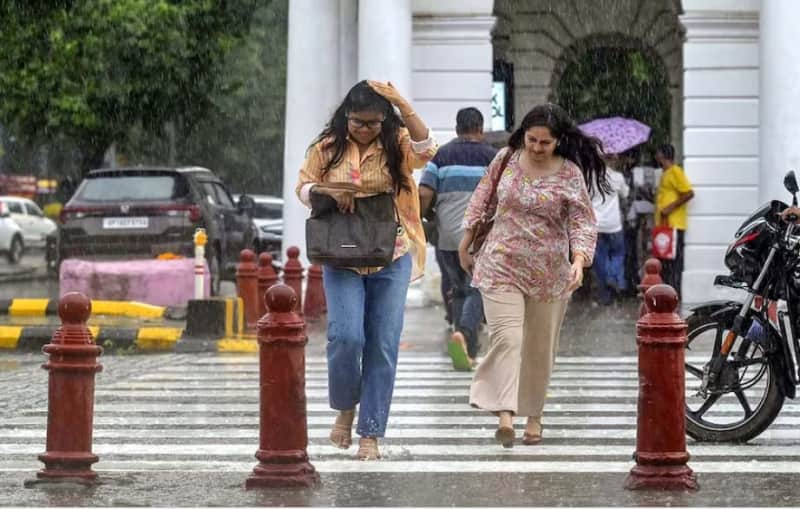 दिल्ली-NCR में झमाझम बारिश, IMD ने जारी किया रेड अलर्ट