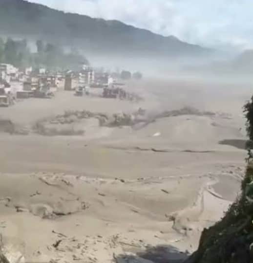 बाढ़ के बाद नेपाल में लैंडस्लाइड का खतरा, भारतीयों को बचाने अभियान