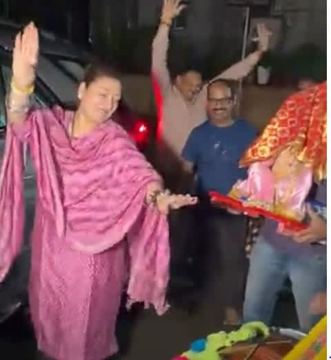 Sunita Ahuja Ganesh Chaturthi 2026: अकेली घर लाईं गणपति