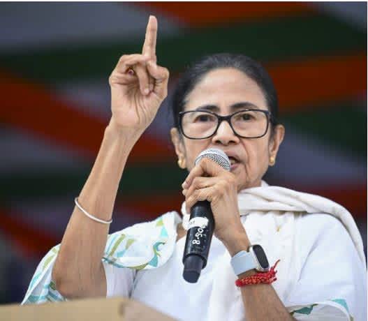 ममता बनर्जी ने रात में आयोग को भेजा जवाब