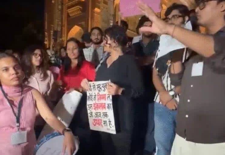 जयपुर में सैकड़ों युवतियों की मिडनाइट वॉक, उठी सुरक्षा की आवाज