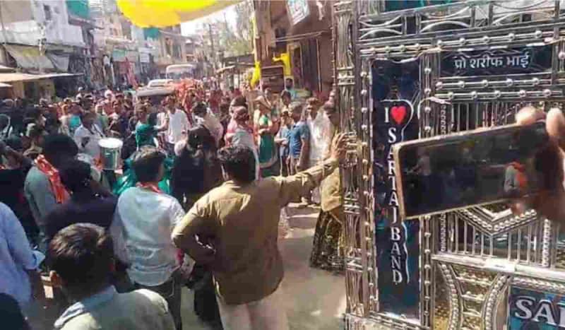 बकानी में नवरात्रि पर निकली भव्य चुनर यात्रा, भक्तों ने किया नृत्य