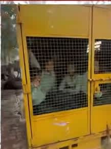 अलीगढ़ में स्कूल बस की जगह लोडर में ठूंसकर ले जाए बच्चे