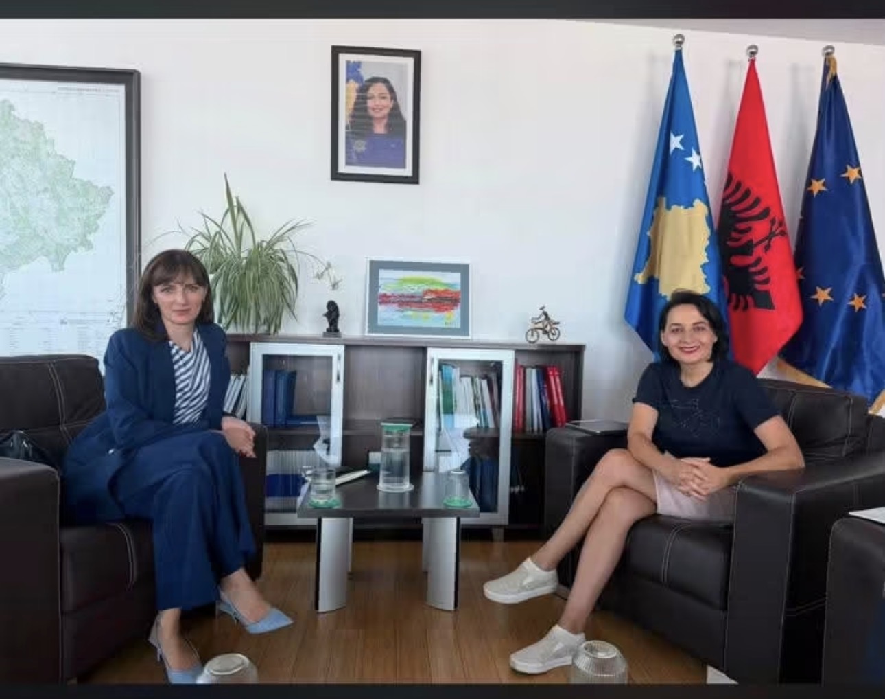 Ministrja në prani të simboleve shtetërore