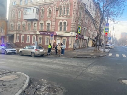 В центре Саратова водитель кроссовера сбила на 