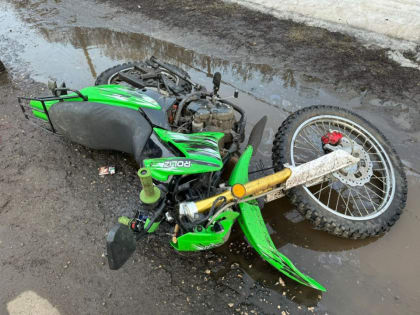 Водитель опрокинул мотоцикл на сельской дороге и оказался в больнице