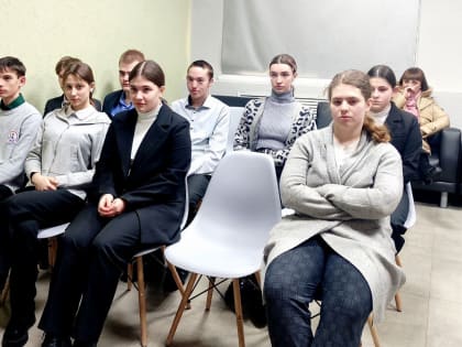 Специалисты муниципальной библиотеки отдела культуры и кино администрации района провели для старшеклассников час воинской доблести «Они уходили непобежденными…»