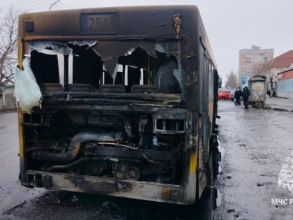 В Энгельсе возле остановки загорелся маршрутный автобус