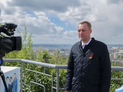 В День Победы губернатор Роман Бусаргин записал видеообращение к саратовским военнослужащим, которые сейчас в зоне СВО героически защищают Родину, показывая силу и мощь России
