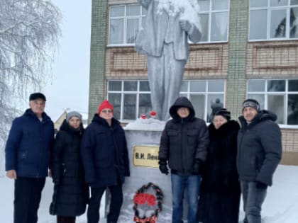 Коммунисты и сторонники КПРФ Новобурасского района возложили цветы к памятнику В.И.Ленину