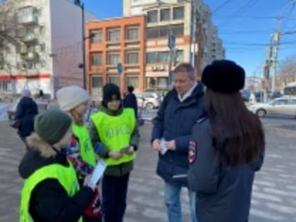 Сотрудники городской Госавтоинспекции вместе с отрядом ЮИД школы № 67 провели акцию «Дети на дороге!»