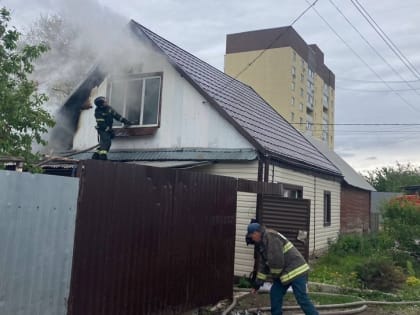 В Энгельсе горел дом с мансардой. Его хозяин успел спастись