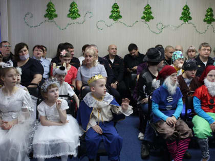 Полицейские совместно с председателем Общественного совета при ОМВД приняли участие в Новогоднем представлении в ГБУ СО «Орловский специальный реабилитационный дом-интернат для дет