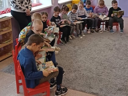 Сотрудники управления культуры и кино администрации района провели для воспитанников детского сада «Теремок» литературные посиделки «Мир волшебных сказок»