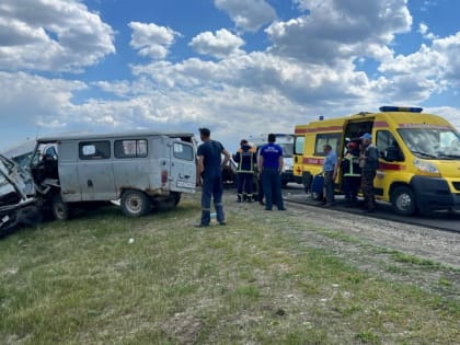 Под Татищевом в ДТП с микроавтобусом погибла женщина. Есть раненые