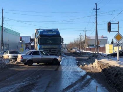 В Пугачеве мужчина и женщина пострадали в аварии с грузовым 