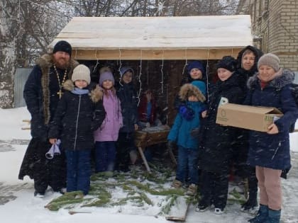 Воспитанники воскресной школы поздравили с Рождеством Христовым людей, не имеющих возможности посетить храм