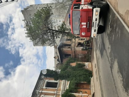 В центре Саратова горели два нежилых двухэтажных дома