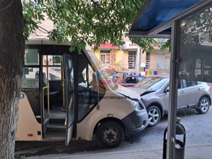 В Саратове водитель кроссовера почувствовал себя плохо и врезался в маршрутку